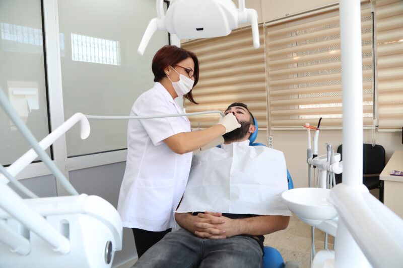 Bayraklı Belediyesi, sağlık alanındaki projeleri ve ücretsiz poliklinikleriyle fark yaratıyor.