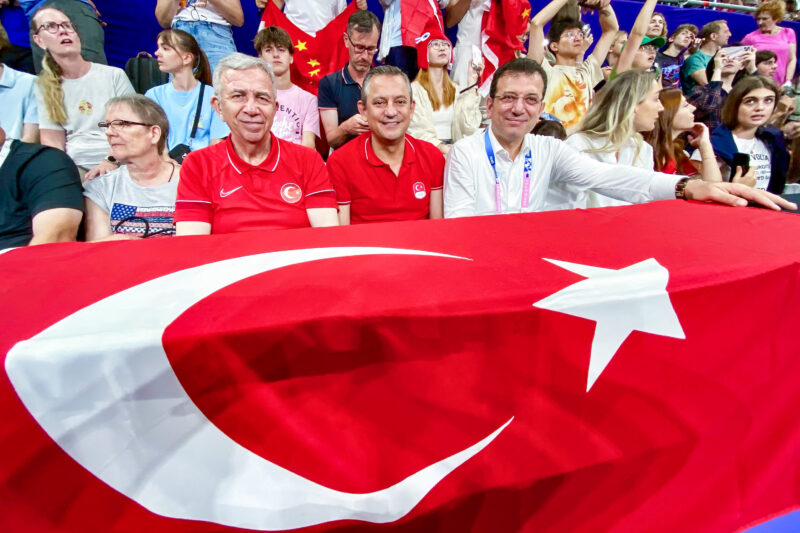 Cumhuriyet Halk Partisi Genel Başkanı Özgür Özel, Fransa’da düzenlenen 2024