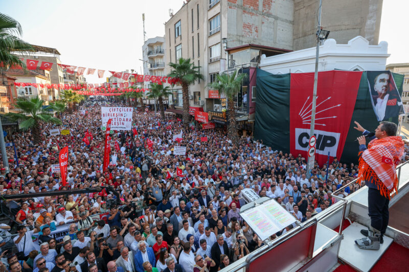 
Cumhuriyet Halk Partisi Genel Başkanı Özgür Özel, Turgutlu Koza Pazaryerinde