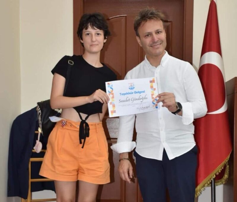 Çanakkale'nin Gelibolu ilçesinin meşhur plajı Hamzakoy'da bir çevre gönüllüsü olan