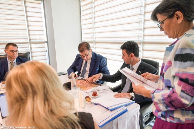 İzmir Büyükşehir Belediye Başkanı Dr. Cemil Tugay, ilçelerin sorunlarına hızlı