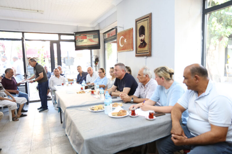 Güzelbahçe Belediye Başkanı Mustafa Günay, Güzelbahçe’nin gecekondulaşmanın yoğun olduğu
Atatürk Mahallesi’nde