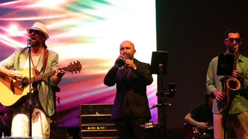 İzmir Büyükşehir Belediyesi'nin Tarihi Havagazı Fabrikası'nda düzenlendiği ücretsiz Çim Konserleri'nde