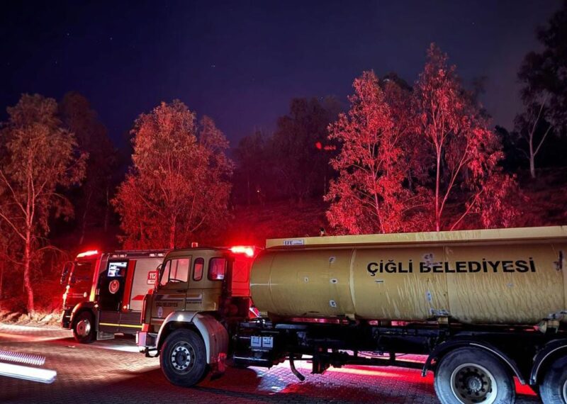 Karşıyaka Yamanlar dağında Perşembe akşamı başlayan yangın rüzgarın etkisiyle büyüdü