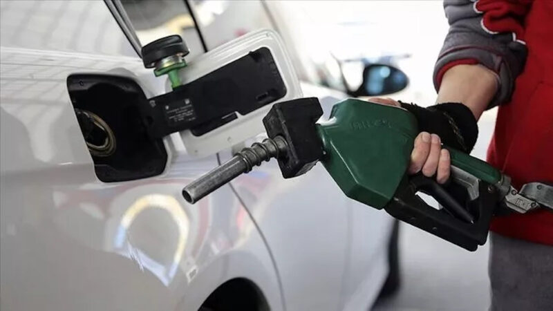 Bu geceden itibaren geçerli olmak üzere benzine 1 lira 73