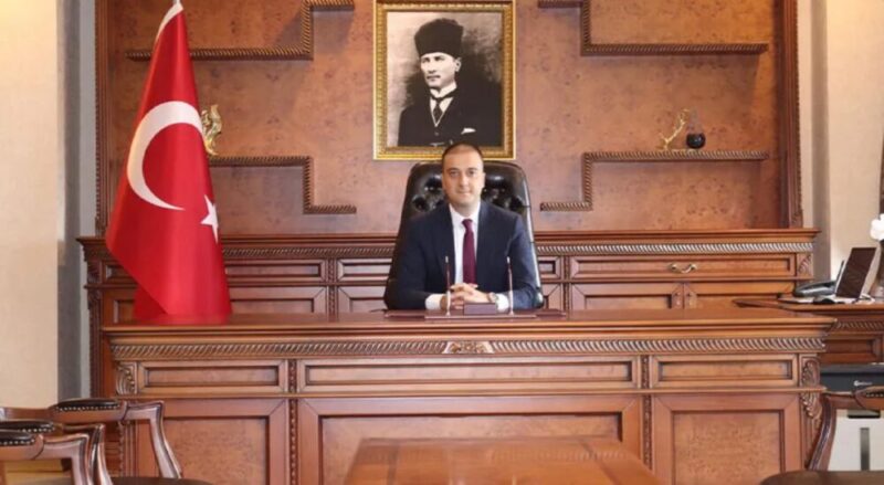 Çayeli Kaymakamlığına atananı Sertaç Kırçuval, Çayeli'ne gelerek görevine başladı.
