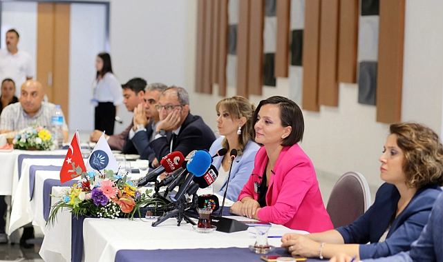Karabağlar Belediyesi Kibar Belediye Hizmet Kompleksi’nde gerçekleştirilen toplantıya başkan yardımcıları