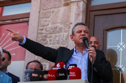 Cumhuriyet Halk Partisi Genel Başkanı Özgür Özel, Ayvalık İlçe Başkanlığınında