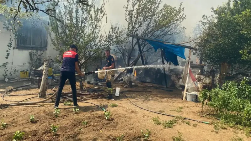 İzmir İtfaiyesi İzmir Orman Bölge Müdürlüğü ekipleri ile birlikte Karşıyaka