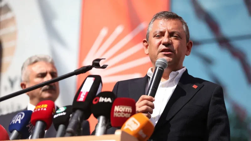 CHP Genel Başkanı Özgür Özel, 'Eğitim Sendikalarıyla Buluşma' programında konuşuyor.


