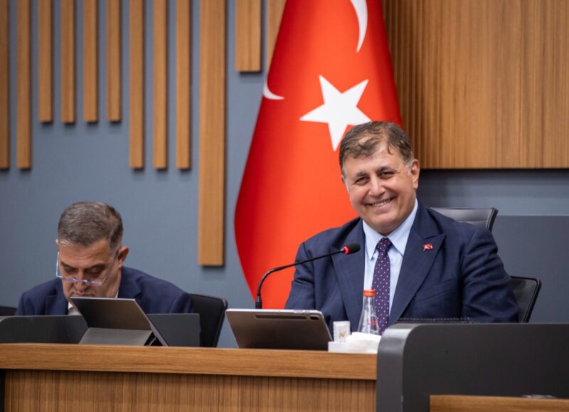 İzmir Büyükşehir Belediye Başkanı Dr. Cemil Tugay,  Körfez’deki balık