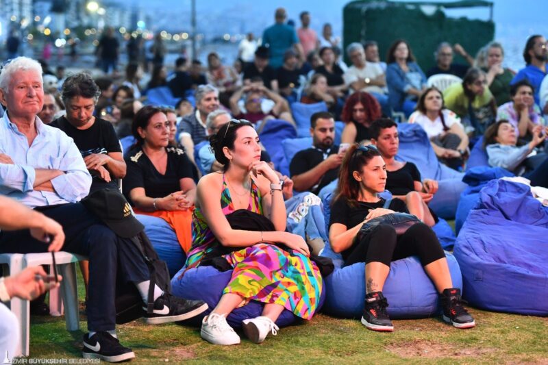 İzmir Büyükşehir Belediyesi ev sahipliğinde düzenlenen 4. İzmir Şiir Hatları
