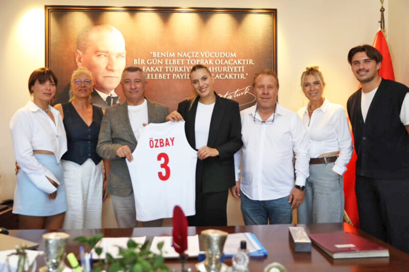 Türkiye Kadın Millî Voleybol Takımı ve Sultanlar Ligi takımlarından VakıfBank;ta
pasör