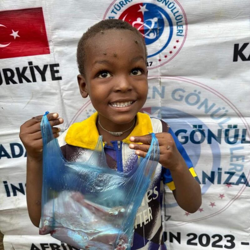 TÜRKİYE’DEN KAMERUN’A UZANAN YARDIM ELİ Adana Türkmen Gönülleri Derneği, hayırseverlerin