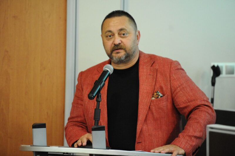 Karşıyaka Belediye Meclisi’nde AK Parti Meclis Üyesi Hasan Ünal, sivil