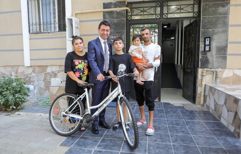 Bayraklı Belediye Başkanı İrfan Önal, büyük İzmir yangınında evleri yanan