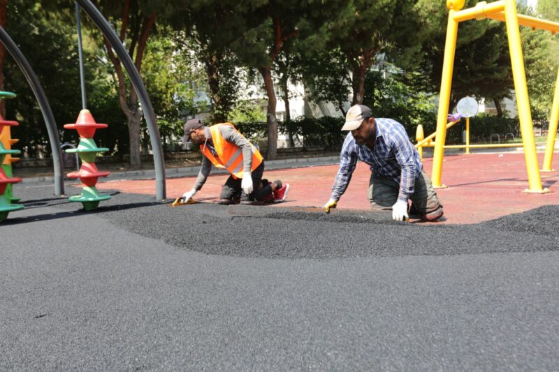 Bayraklı Belediyesi Park ve Bahçeler Müdürlüğü ekipleri, ilçe genelindeki parklarda