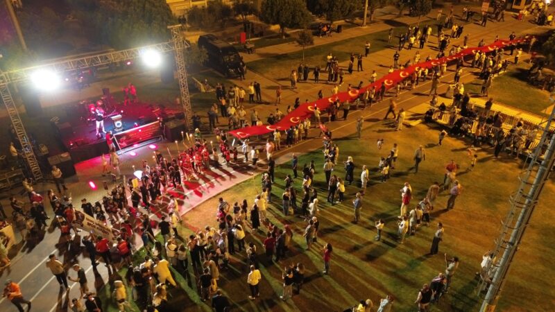 Kemalpaşa’nın düşman işgalinden kurtuluşunun 102. yıldönümü dolayısıyla düzenlenen fener alayı