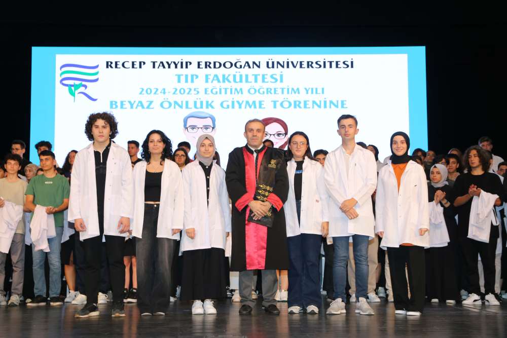 RTEÜ Tıp Fakültesi’nde düzenlenen Beyaz Önlük Giyme Töreni'nde öğrenciler önlüklerini