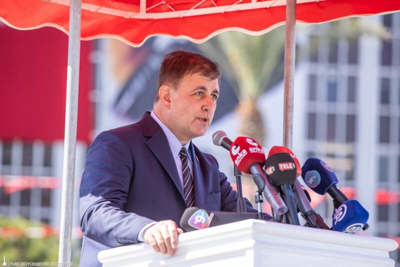İzmir’in kurtuluşunun 102. yıl dönümü kutlamaları kapsamında Cumhuriyet Meydanı’nda yapılan