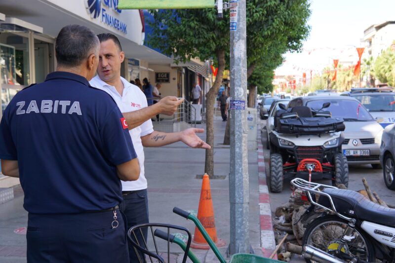Kemalpaşa Belediyesi Zabıta ekipleri kaldırımları yayalaştırma çalışmalarını hızlandırdı.Kemalpaşa Belediyesi Zabıta