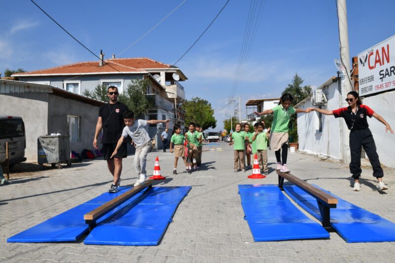 Çiğli’de, Avrupa Hareketlilik Haftası, kapsamında düzenlenen etkinlikler Kaklıç Mahallesi’nde çocuklar