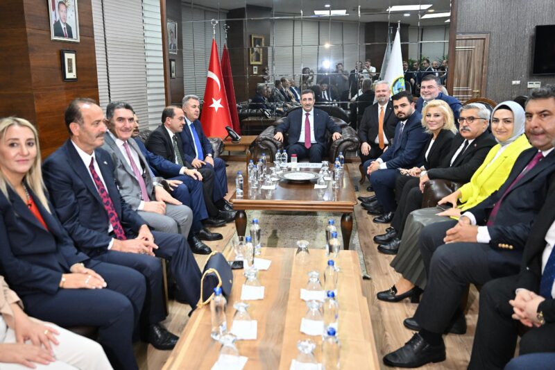 Cumhurbaşkanı Yardımcısı Cevdet Yılmaz, Menemen Belediyesi'ni ziyaret etti. Menemen Belediye