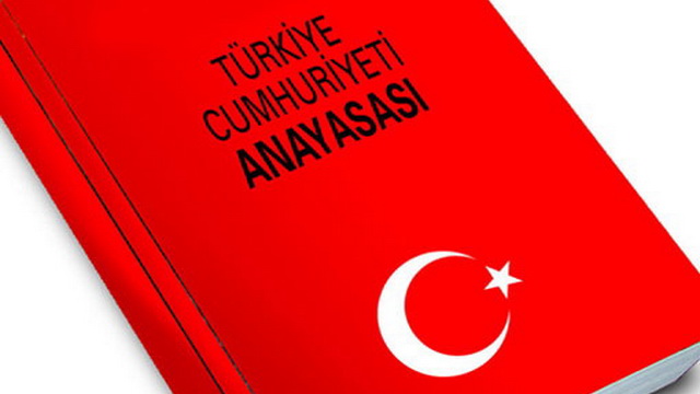 Anayasa'nın ilk dört maddesi Türkiye'nin devlet yapısının temellerini oluşturuyor. TBMM'nin