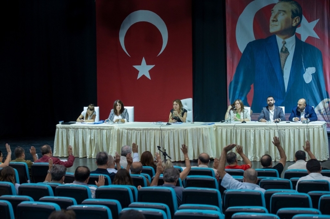 Konak Belediye Meclisi eylül ayı ikinci olağan toplantısında meclis üyeleri