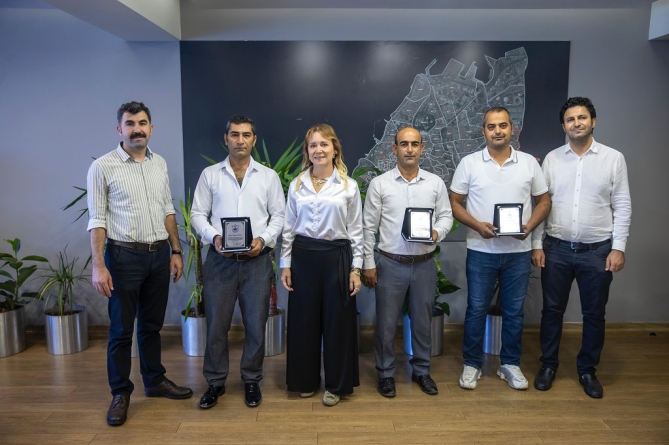 Konak Belediye Başkanı Nilüfer Çınarlı Mutlu, görevleri sırasında buldukları, içinde