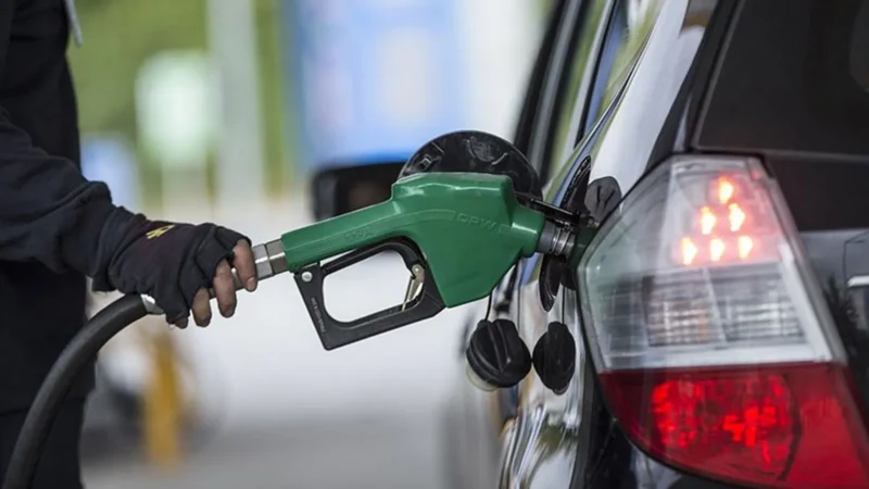 Benzinin litre fiyatına 1,20 TL zam gelmesi bekleniyor. Fiyat artışı
