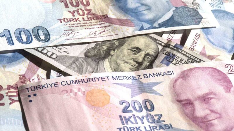 Liranın dolar ve euro karşısındaki eriyişi sürüyor. İstanbul serbest piyasada