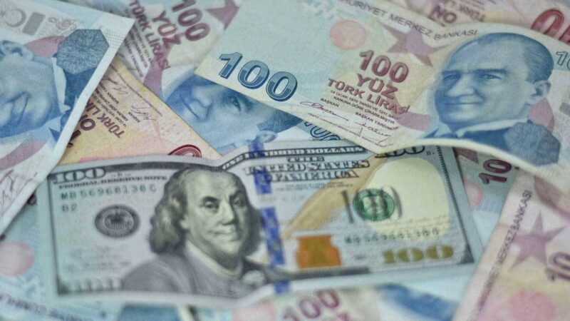 Liranın dolar ve euro karşısındaki eriyişi sürüyor. İstanbul serbest piyasada