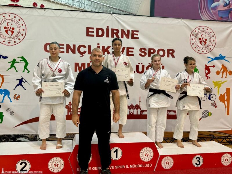 
İzmir Büyükşehir Belediyesi Spor Kulübü sporcuları Ekin İtmeç ve Aybüke