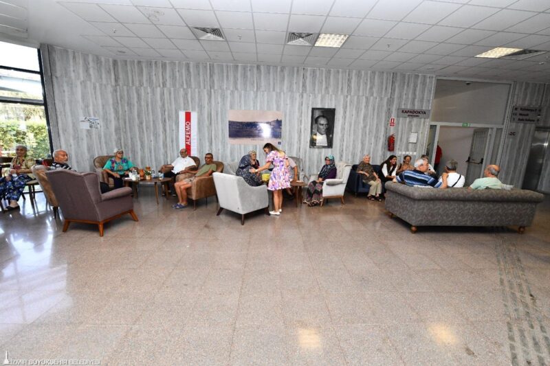 İzmir Büyükşehir Belediyesi Zübeyde Hanım Huzurevi sakinlerine jest yapmak isteyen