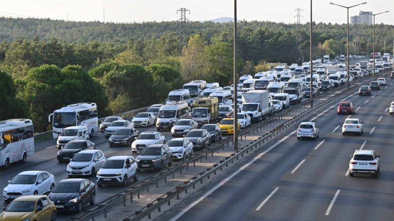 Yeni eğitim öğretim döneminin başlamasıyla birlikte İstanbul'da trafik yoğunluğu da