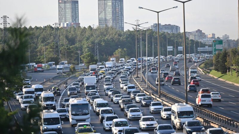 İstanbul'da okul mesaisi ve işe gidenlerin oluşturduğu yoğunluk dolayısıyla trafik