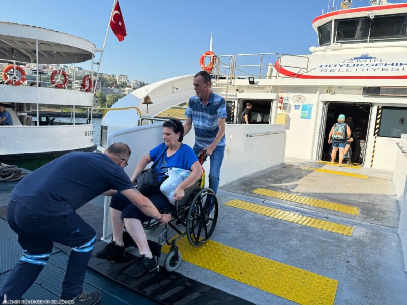 
İzmir Büyükşehir Belediyesi'nin engelli yurttaşları denizle buluşturmak amacıyla Mordoğan ve