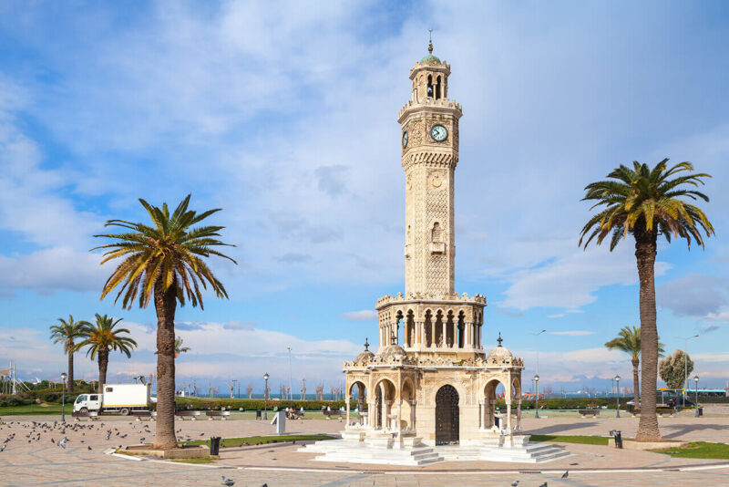 İzmir'de bir süredir etkili olan serin hava yerini sıcaklara bırakacak.