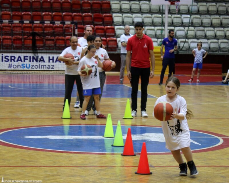 İzmir Büyükşehir Belediyesi’nin spor okullarında kış dönemi 23 Eylül’de başlıyor.