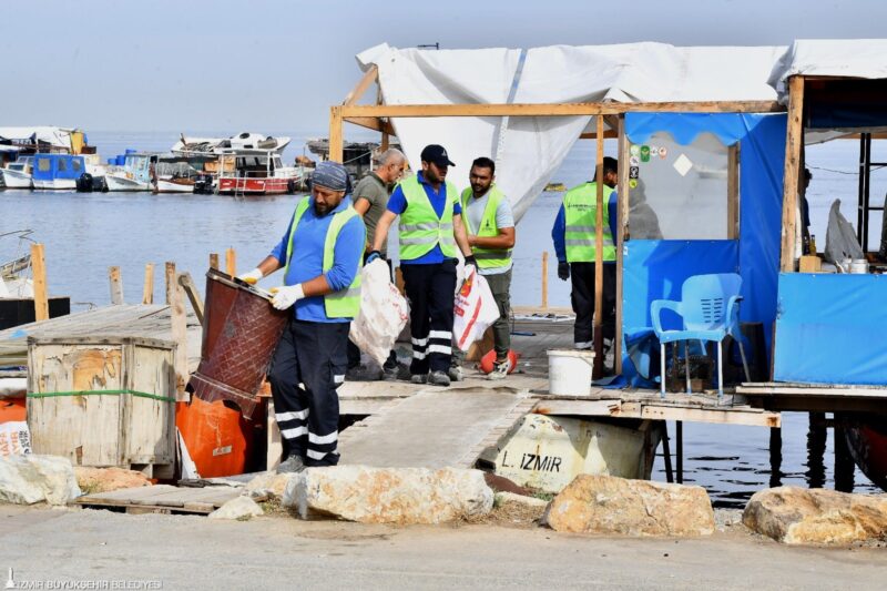 İzmir Büyükşehir Belediyesi zabıta ekipleri, Balçova İnciraltı sahilinde, deniz içinde