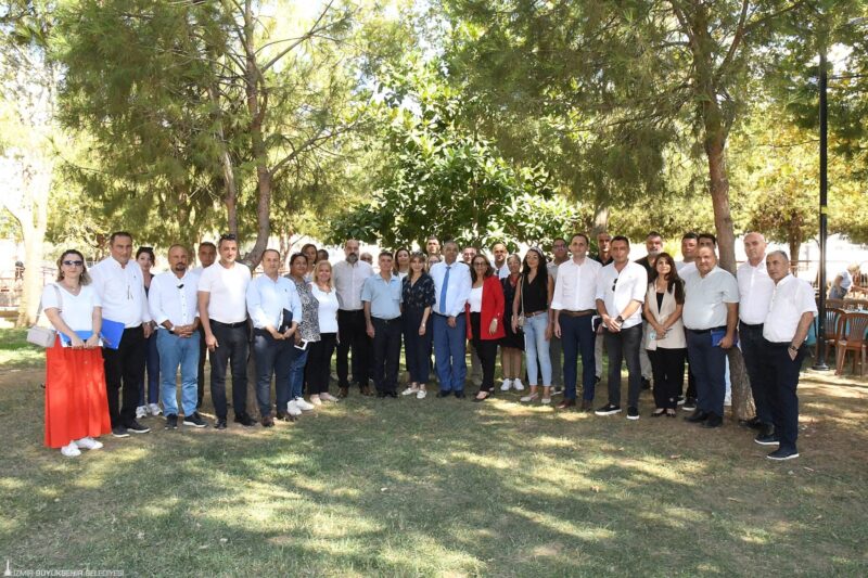 İzmir Büyükşehir Belediyesi’nin kentin hızlı çözüm bekleyen mahallelerinde sorunları yerinde