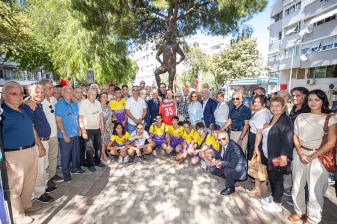 Türk futbolunun efsane ismi Metin Oktay, 33’üncü ölüm yıldönümünde heykelinin