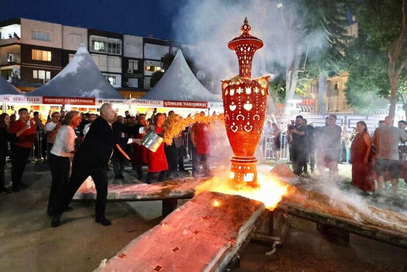 Bu sene düzenlenen 3. Uluslararası Menemen Çömlek Festivali'nde dünya bir