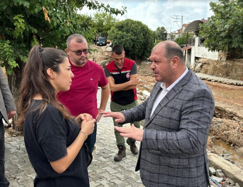 Menderes Belediye Başkanı İlkay Çiçek, sel felaketinden dolayı mağdur olan