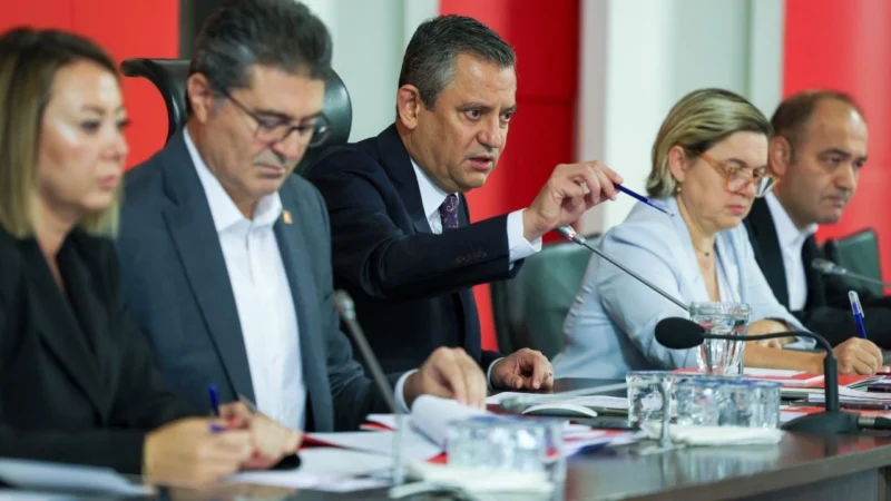 Tüzük kurultayı gündemiyle toplanan CHP Parti Meclisi'nde bazı üyeler, tüzük