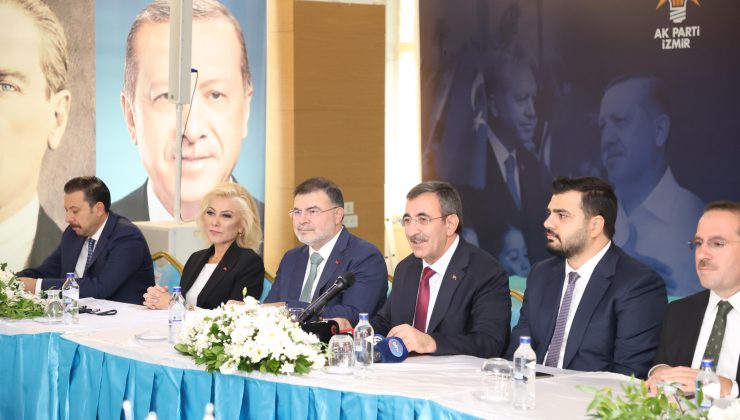 Cumhurbaşkanı Yardımcısı Cevdet Yılmaz, AK Parti İzmir İl Başkanlığı’nda bir