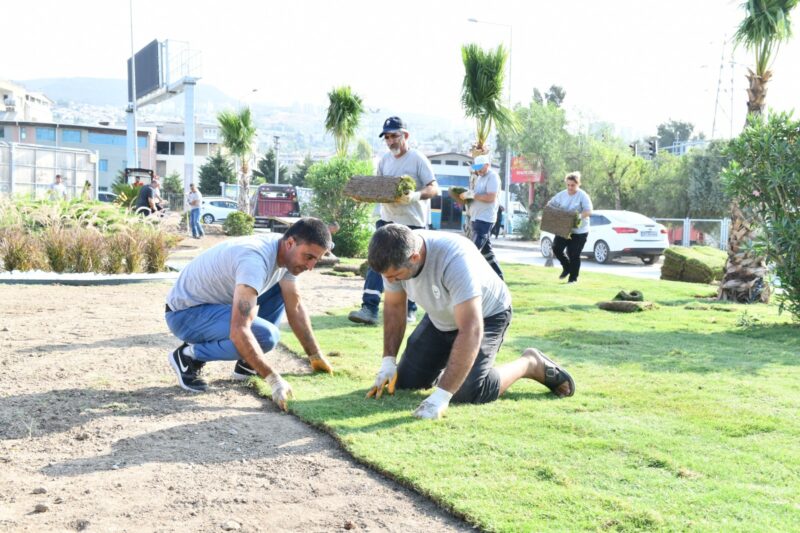 Çiğli Belediyesi ekipleri ilçenin çehresini değiştirecek yeşillendirme çalışmalarına ara vermeden