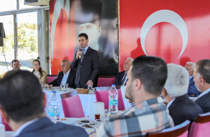 
Bayraklı Belediye Başkanı İrfan Önal, Muhtarlar Günü dolayısıyla 24 mahalle