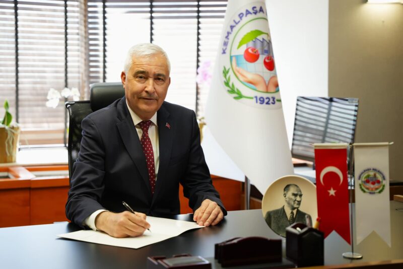 Kemalpaşa Belediye Başkanı Mehmet Türkmen, Cumhuriyet’in 101. yılı dolayısıyla bir